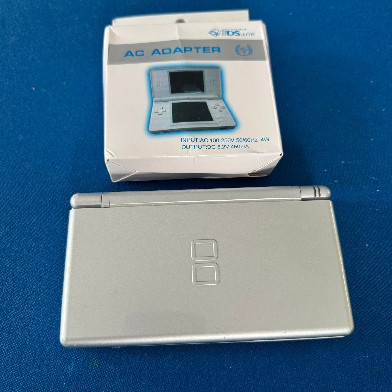 Nintendo DS Lite + nieuwe oplader, Spelcomputers en Games, Ophalen of Verzenden, Gebruikt, Zilver, DS Lite