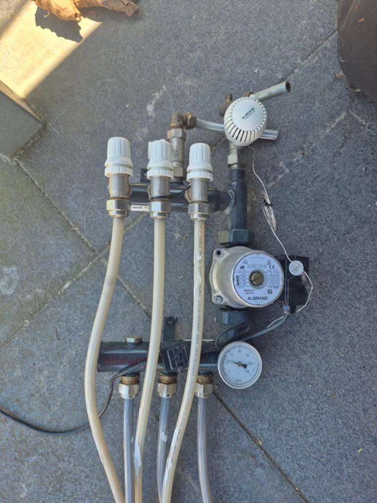 Albrand vloerverwarming werkend eruit gehaald, Doe-het-zelf en Verbouw, Ophalen, 30 tot 80 cm, Gebruikt, Overige typen