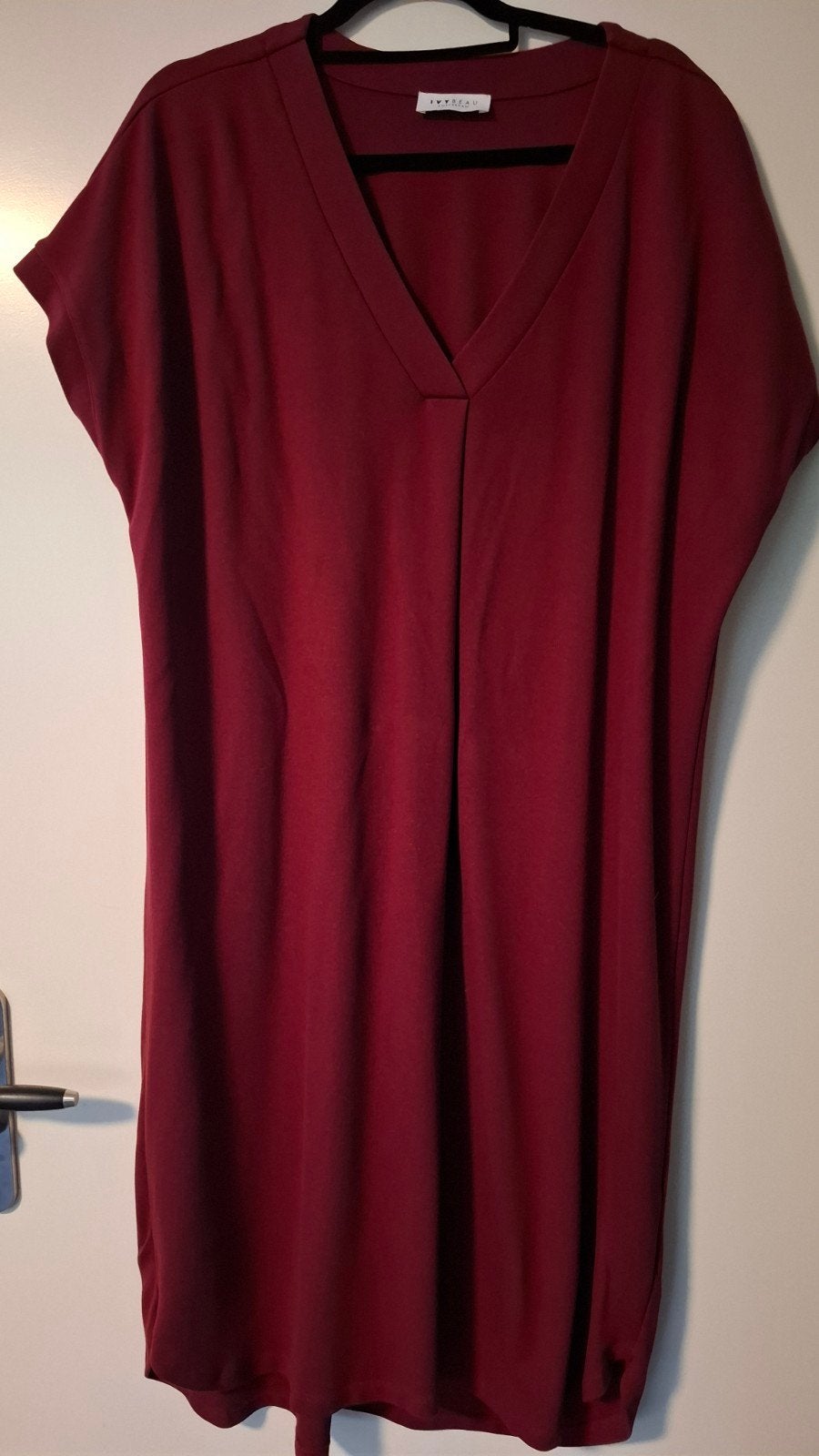 Donkerrode jurk maat 46 van Ivy Beau Amsterdam, Kleding | Dames, Ophalen of Verzenden, Zo goed als nieuw, Maat 46/48 (XL) of groter