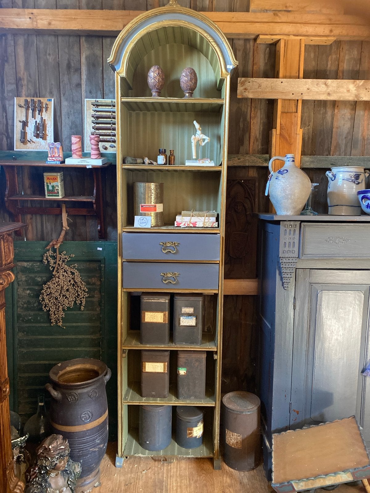 Antieke smalle kast met ornament en lades, Ophalen
