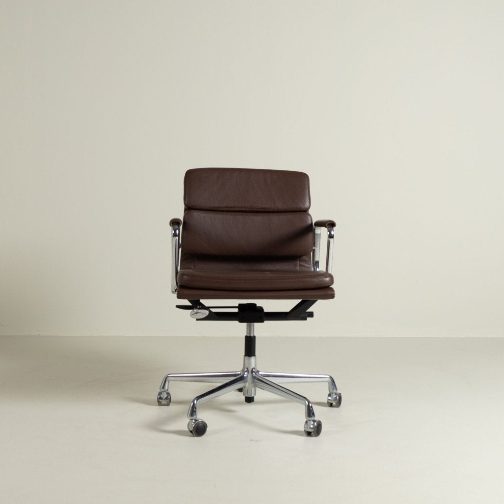 Vitra Eames EA217 Soft Pad Bureaustoel Bruin Leer - Chroom, Niet ingevuld, Bruin, Niet ingevuld, Zo goed als nieuw