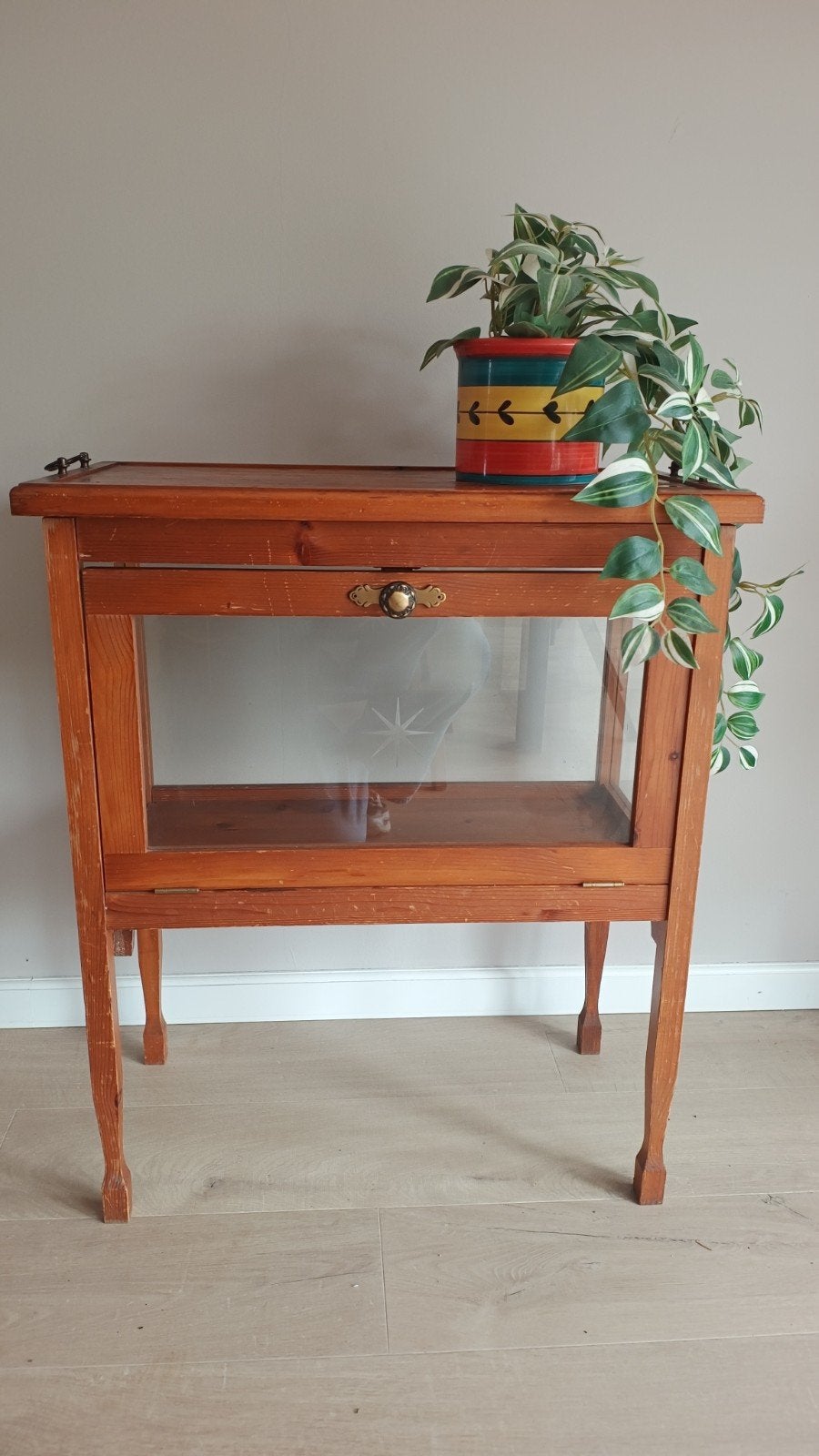 Vintage theekastje met ster, Huis en Inrichting, Kasten | Vitrinekasten, Ophalen, Gebruikt, Vintage, Minder dan 100 cm