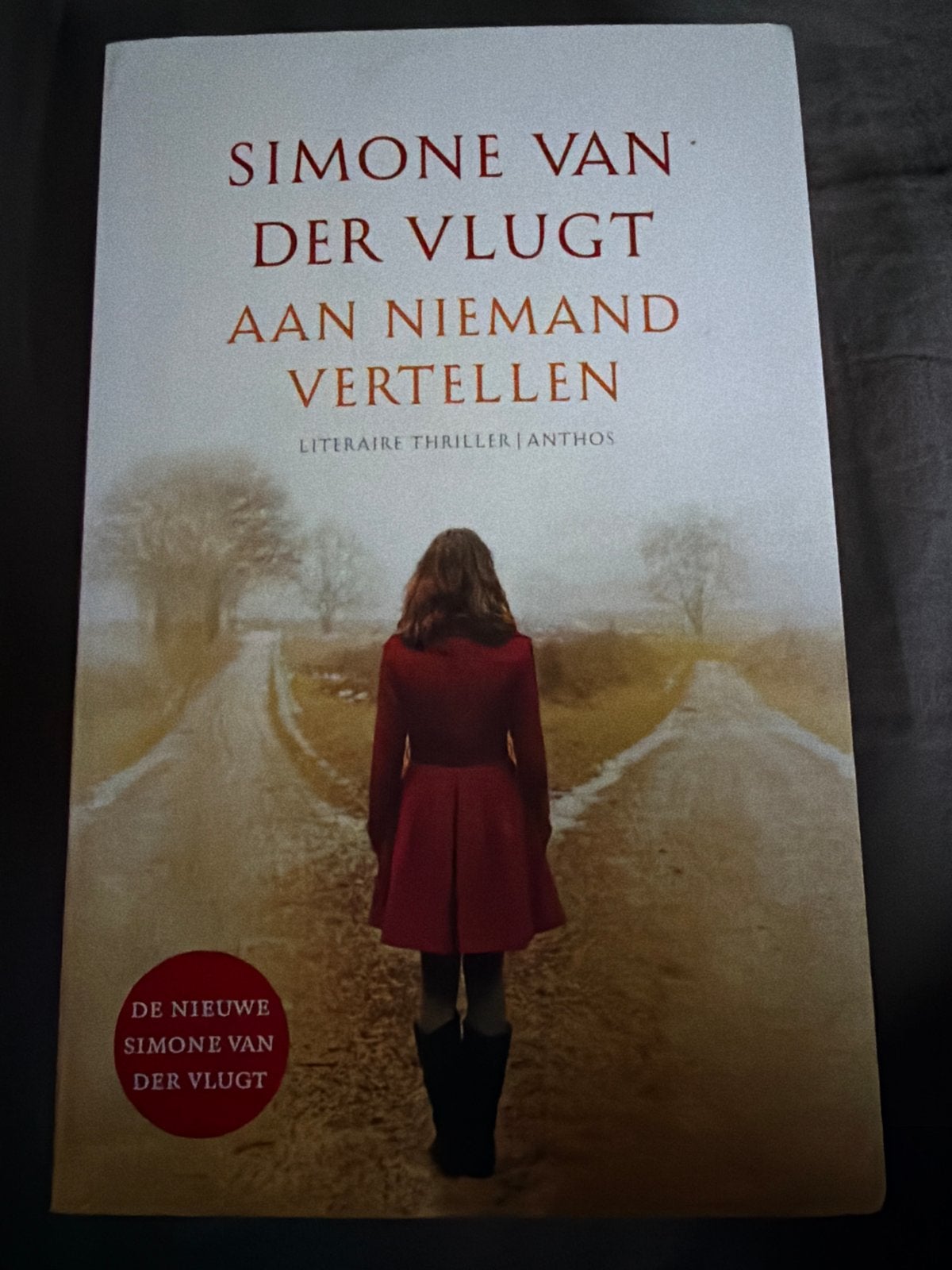 D2.  Simone van der Vlugt - Aan niemand vertellen, Boeken, Simone van der Vlugt, Ophalen of Verzenden, Zo goed als nieuw, Nederland