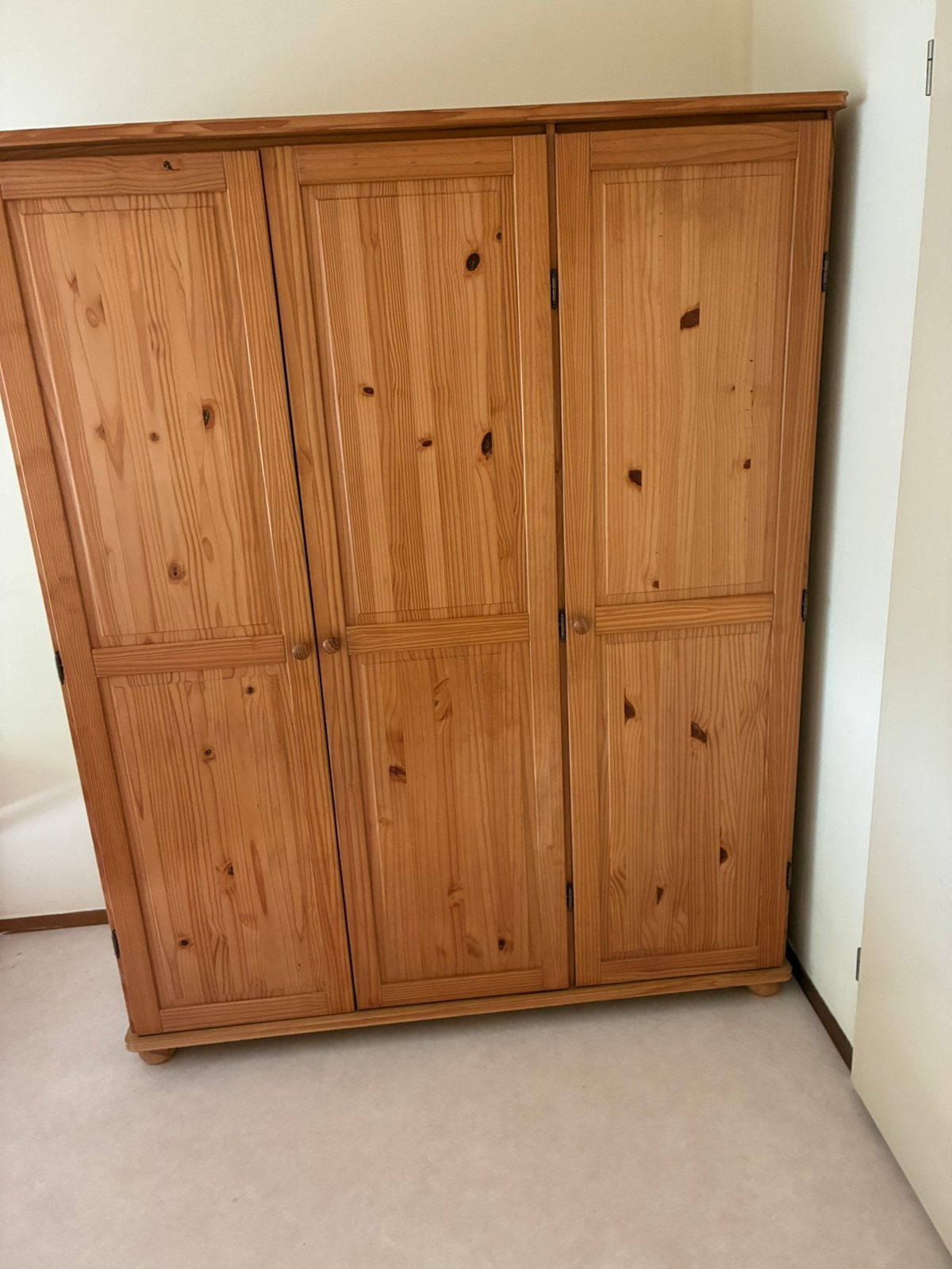 Bijna gratis:60 € bodemprijs; Kledingkast van oud grenenhout, Ophalen, Met deur(en), Gebruikt, 100 tot 150 cm