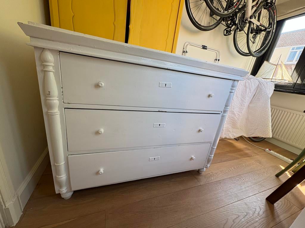 Bieden: Brocante witte ladekast, Huis en Inrichting, Kasten | Ladekasten, Ophalen, 100 tot 150 cm, Grenenhout, Zo goed als nieuw