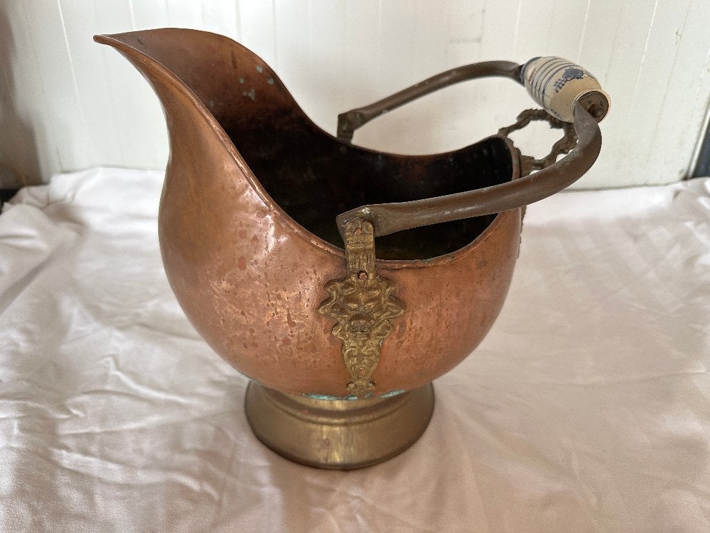 Antieke koperen helm-kolenkit, kolenemmer met leeuwenkoppen, Ophalen of Verzenden, Koper