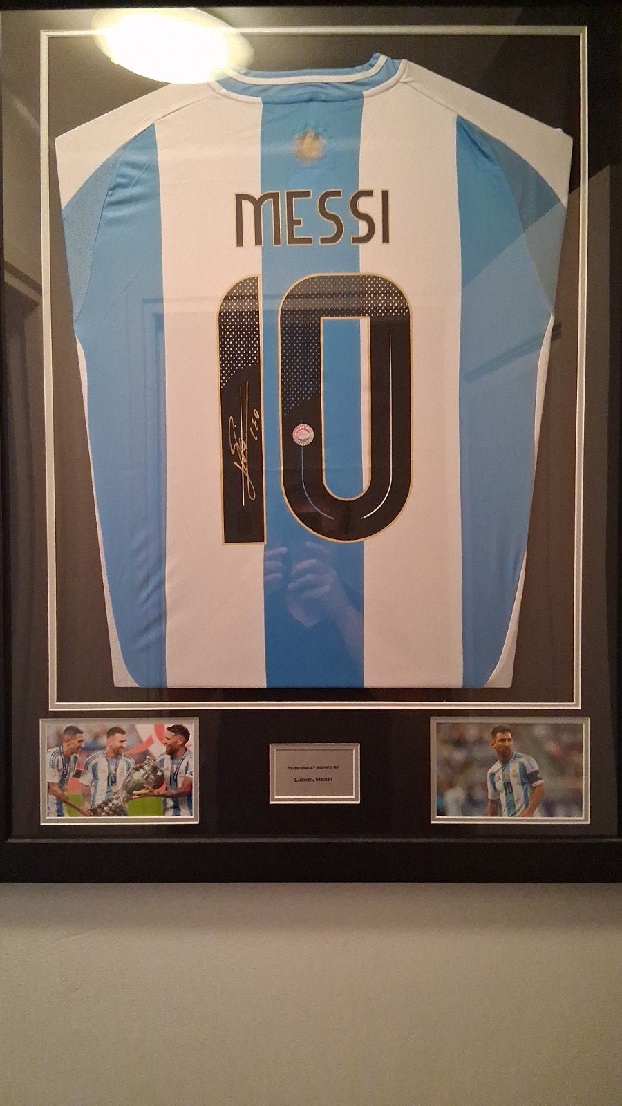 Ingelijst gesigneerd Messi shirt Argentinië, Ophalen of Verzenden, Zo goed als nieuw, Buitenlandse clubs, Shirt