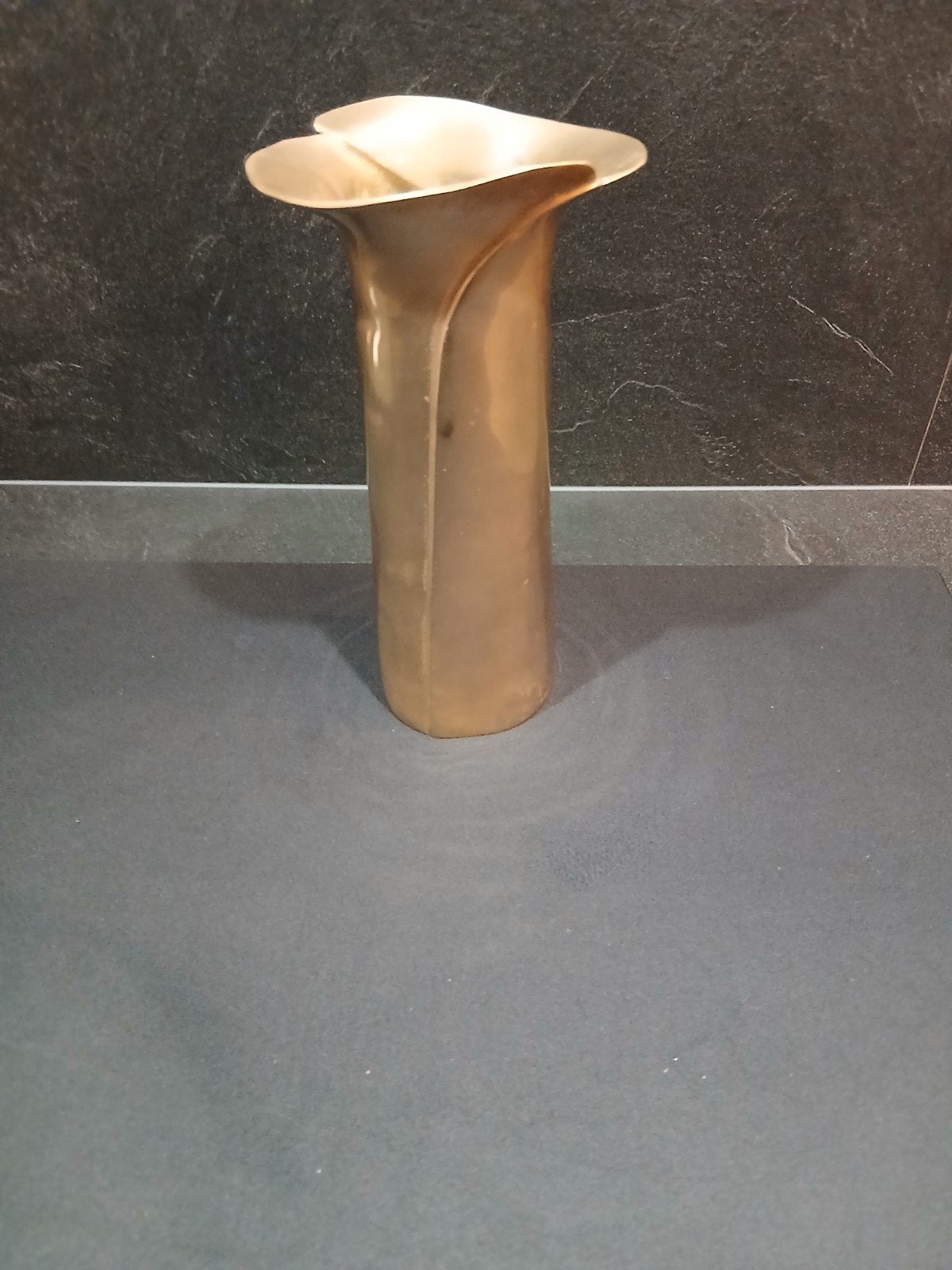 Decoratieve bronzen vaas - Uniek design, Antiek en Kunst, Antiek | Vazen, Ophalen of Verzenden