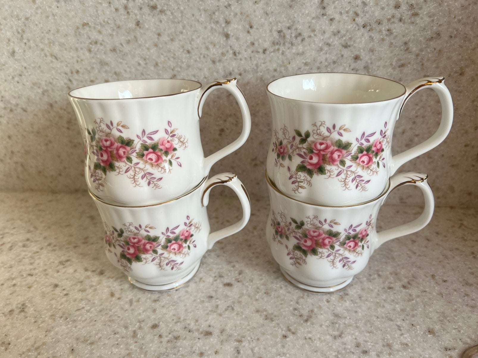 4 beker gegolfd Lavender Rose Royal Albert, Verzenden