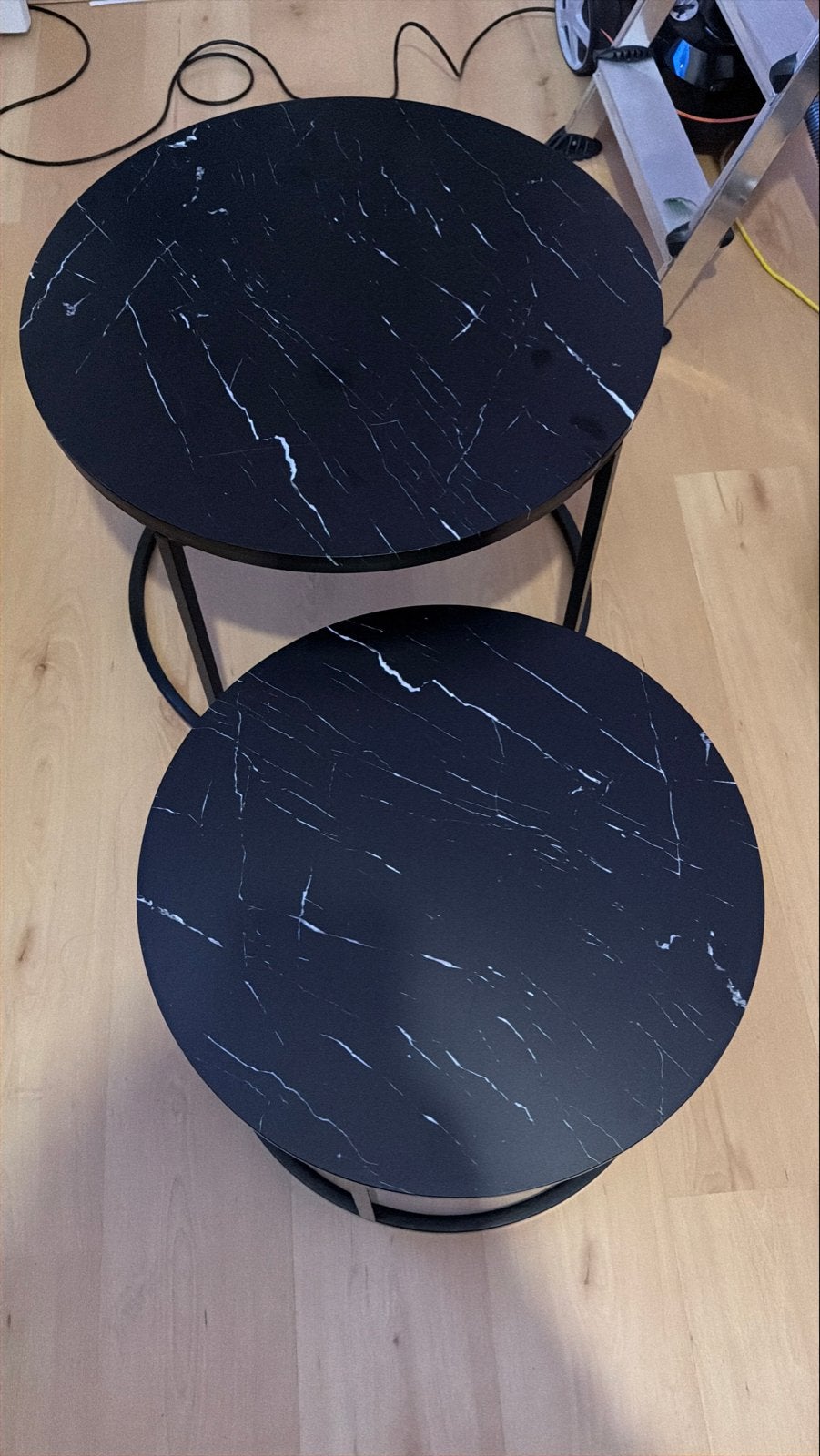 Set van 2 zwarte salontafels met marmerlook, Huis en Inrichting, 45 tot 60 cm, Metaal of Aluminium, Rond, Zo goed als nieuw