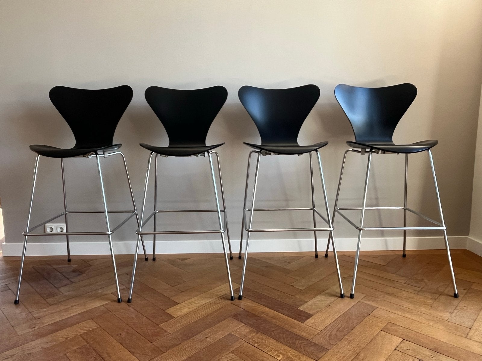 Set van 4 Fritz Hansen Series 7 barkrukken, zwart, Huis en Inrichting, Ophalen, Met voetsteun, Zo goed als nieuw, 90 cm of meer