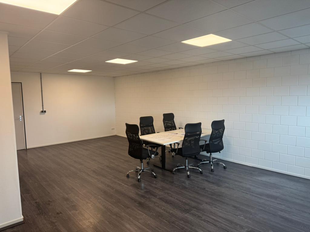 Bedrijfsunit Leeuwarden te huur 140m2 ind De Hemrik, Bedrijfsruimte