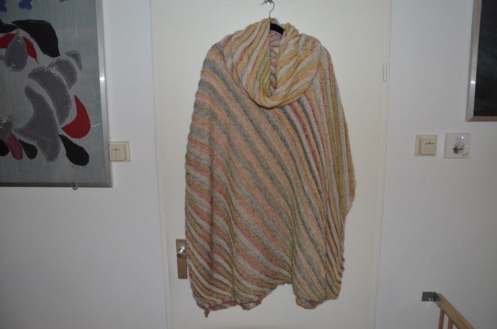 mooie nieuwe handgebreide poncho grote maat met losse kol, Ophalen of Verzenden, Zo goed als nieuw, Maat 46/48 (XL) of groter