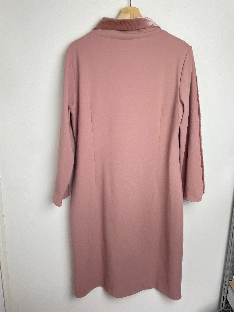 Lilytime oudroze jurk rechtvallend fluwelen details 44, Kleding | Dames, Jurken, Lilyfield, Maat 42/44 (L), Ophalen of Verzenden