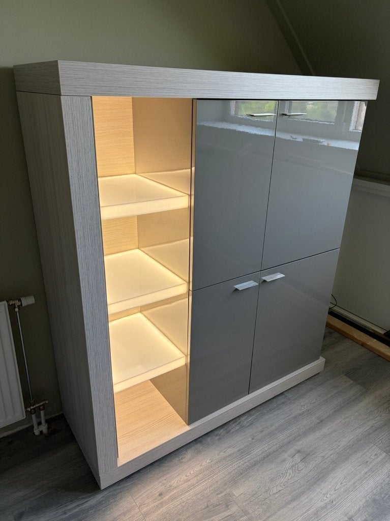 Grijze bergkast met LED-verlichting, Huis en Inrichting, Kasten | Vitrinekasten, Ophalen, Overige materialen, 100 tot 150 cm, Minder dan 100 cm