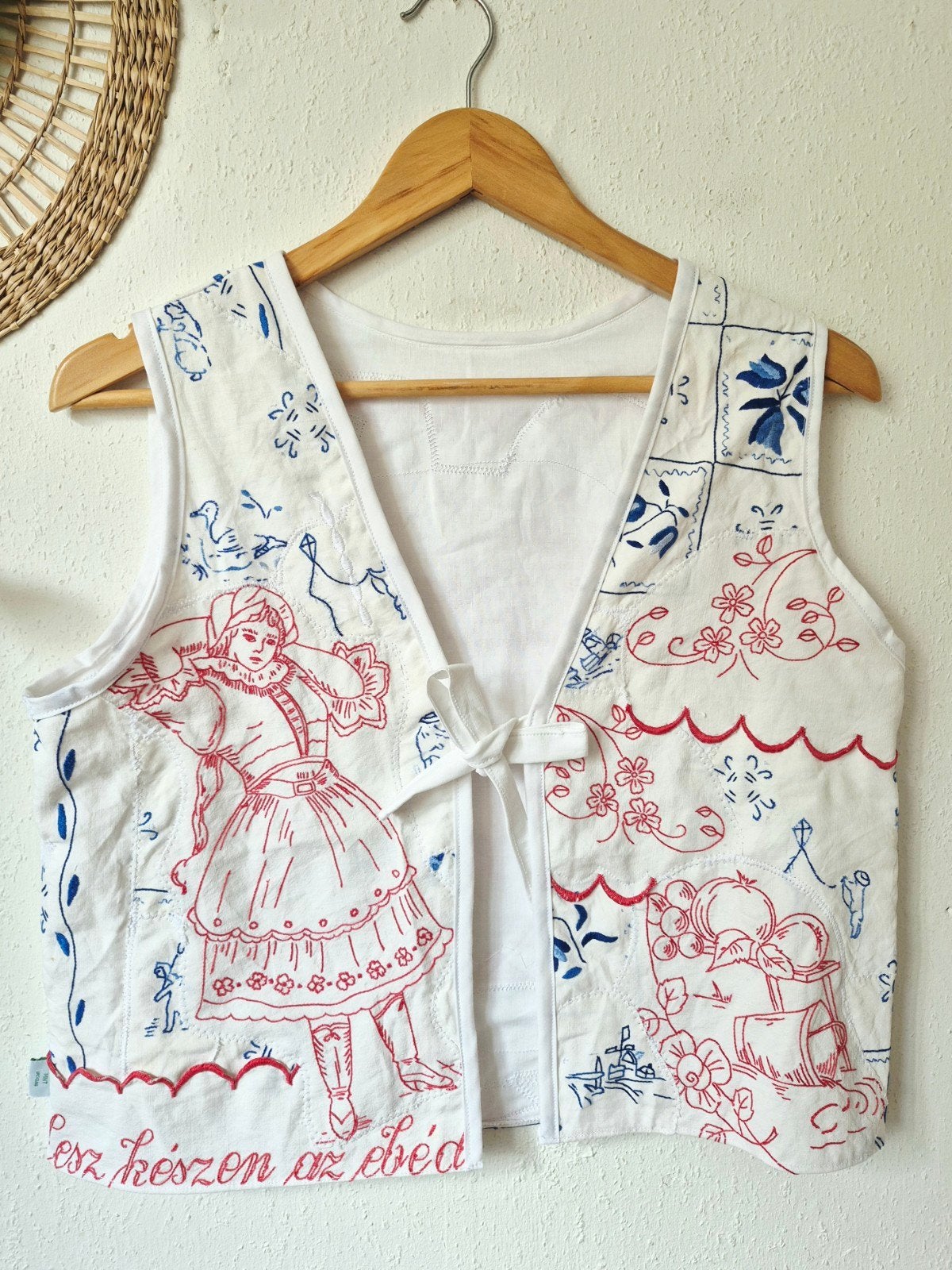 Upcycled gilet van handgeborduurd tafellinnen S/M, Maat 38/40 (M), Verzenden, Zo goed als nieuw, Mint Upcycling