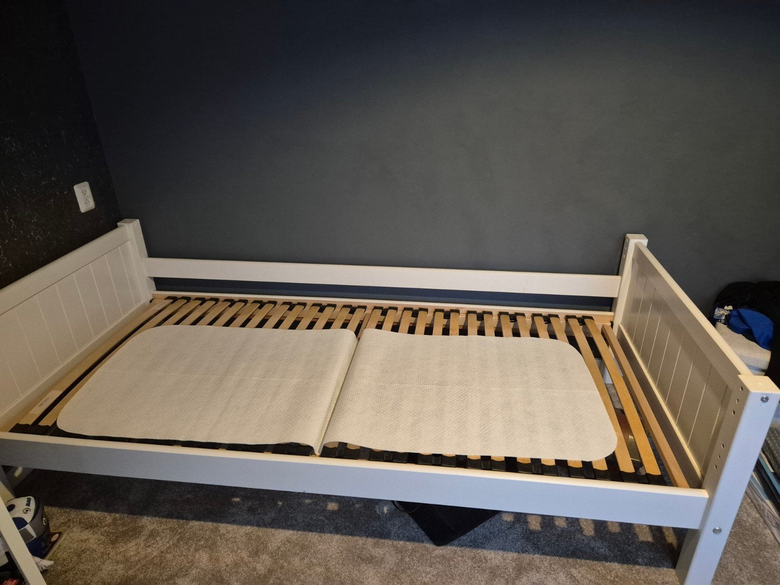 1 persoonsbed met matrasbeschermer, Gebruikt, 90 cm, Eenpersoons, Wit