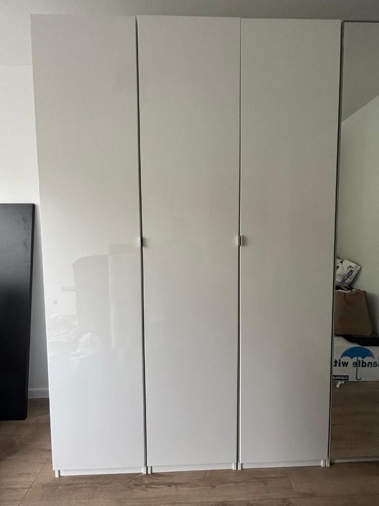 Mooie PAX IKEA kast hoogglans wit, Huis en Inrichting, 100 tot 150 cm, 200 cm of meer, Zo goed als nieuw, 50 tot 75 cm