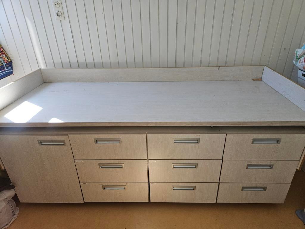 Grote commode kinderopvang met veel opbergruimte, Kinderen en Baby's, Kinderkamer | Commodes en Kasten, Ophalen, Gebruikt, 50 tot 70 cm