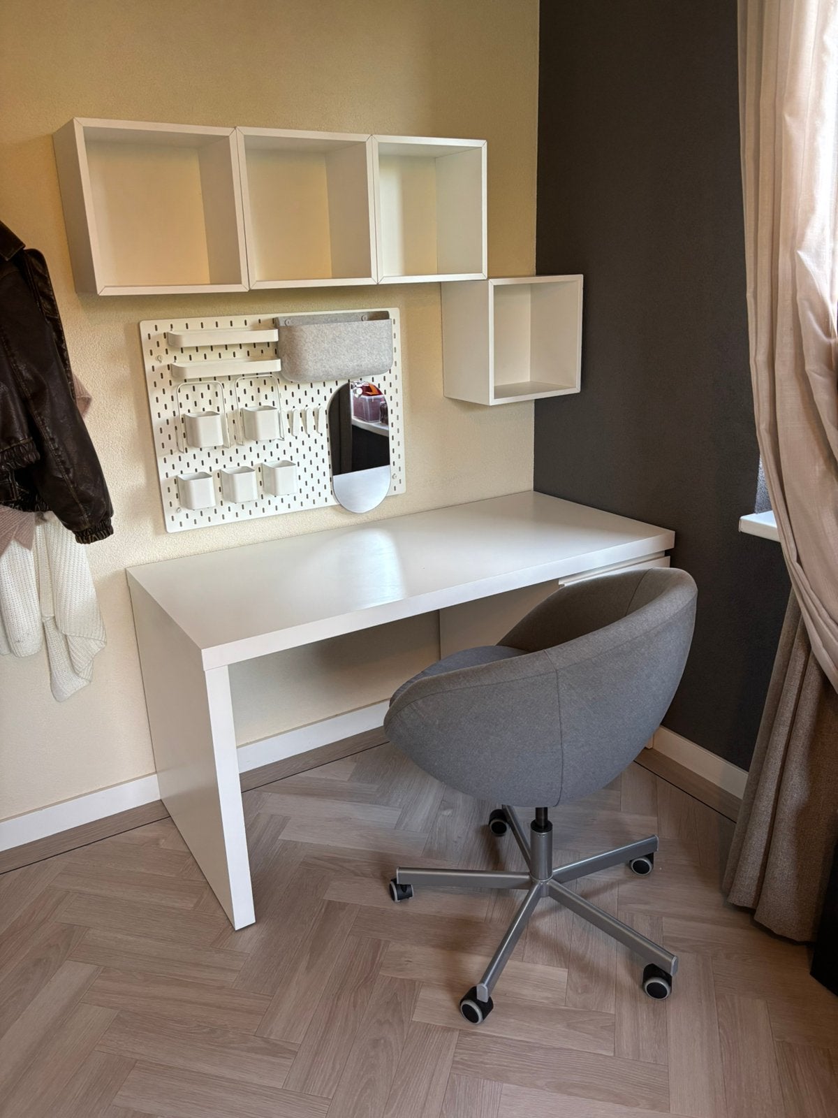 IKEA bureauset: MALM bureau, SKRUVSTA stoel, EKET, SKÅDIS, Huis en Inrichting, Bureaus, Ophalen, In hoogte verstelbaar, Zo goed als nieuw