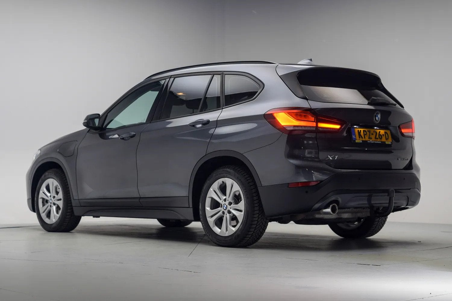 BMW X1 xDrive 25e Executive Aut. [ LED Trekhaak Navi prof. ], Gebruikt, 750 kg, 59 km/l, Bedrijf