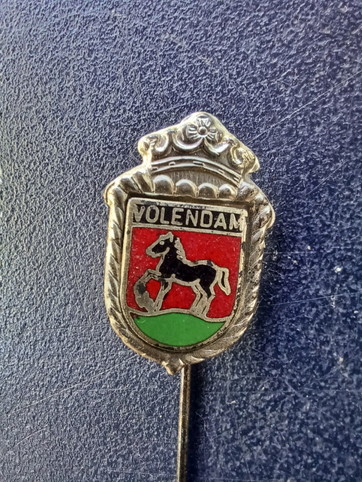 Emaille speldje Volendam (wapenschildje), Ophalen of Verzenden, Gebruikt, Overige onderwerpen, Speldje of Pin