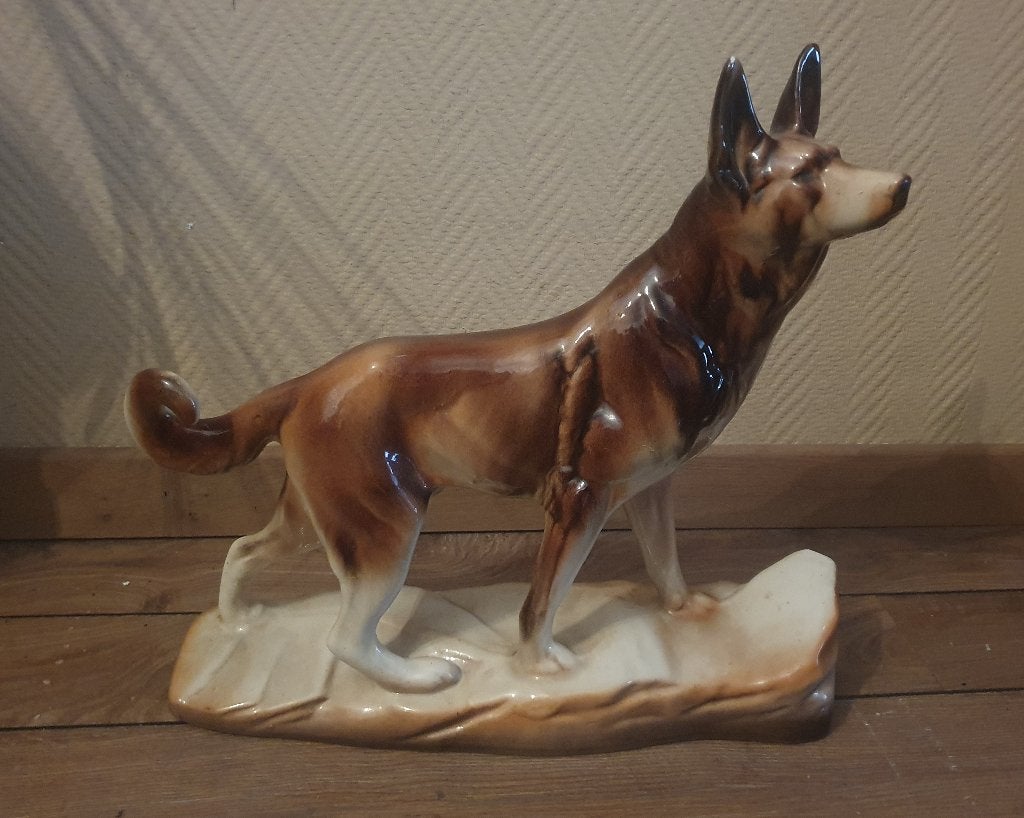 Groot Frans faience beeld van hond, Art deco, Zoogdier, 20 - 50 cm, Steen of Keramiek