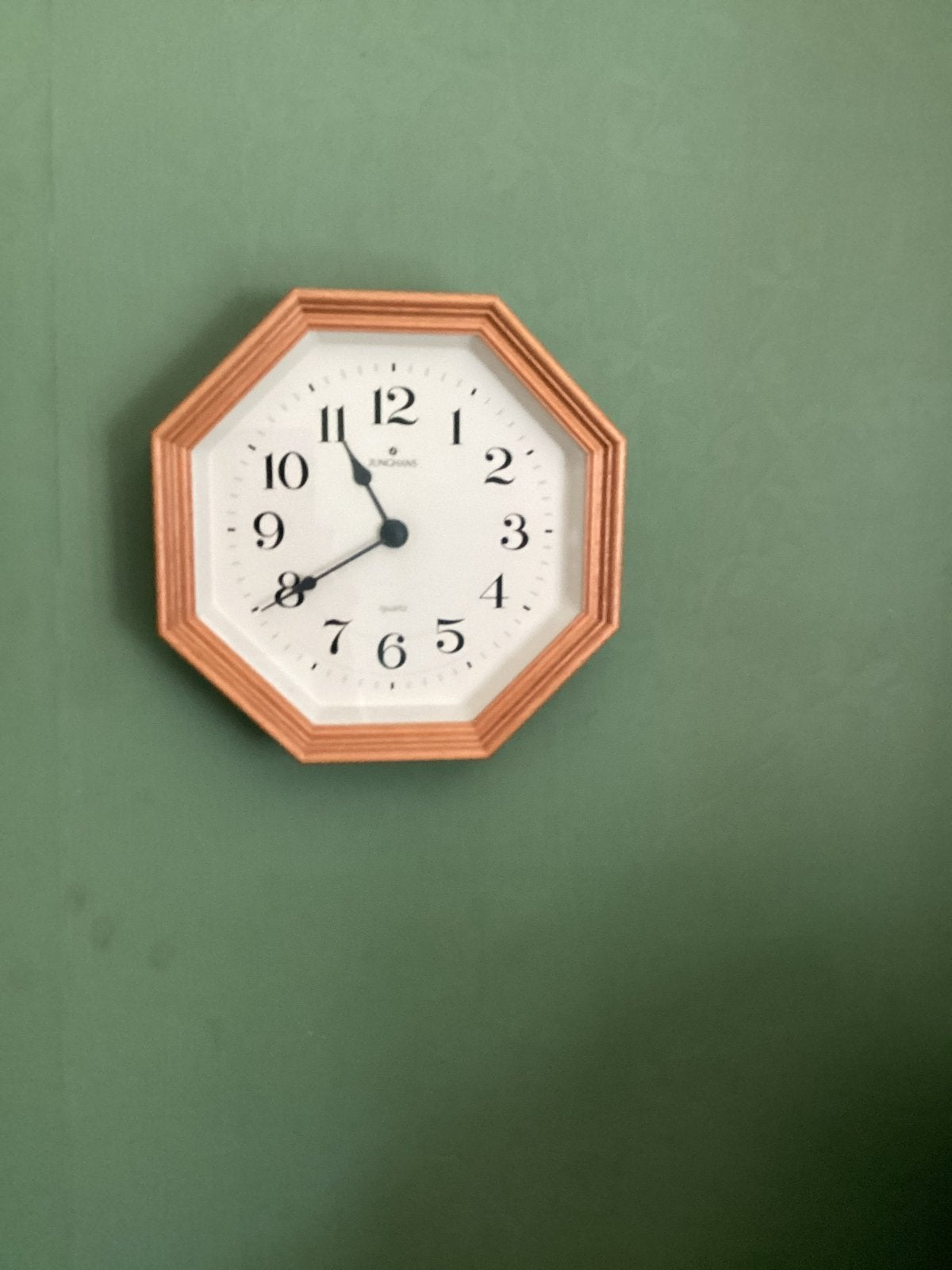 Achtkantige wandklok met houten frame, Antiek en Kunst, Antiek | Klokken, Ophalen of Verzenden