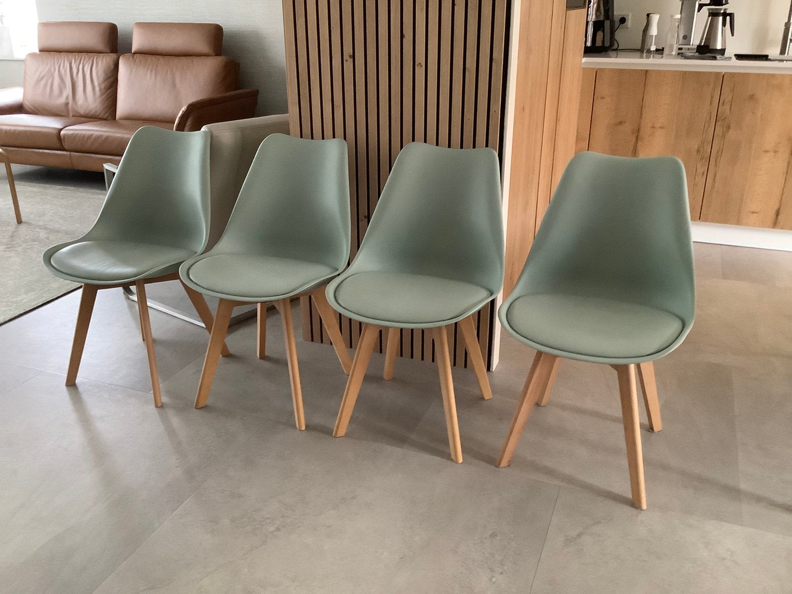 Te koop 4 eetkamer stoelen, mintgroen met houten poten, Hout, Overige kleuren, Ophalen of Verzenden, Zo goed als nieuw