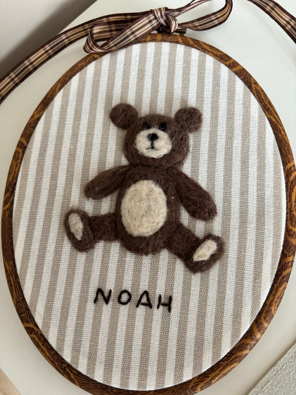 Naambord Noah: Handgemaakte vilten teddybeer, Ophalen, Nieuw