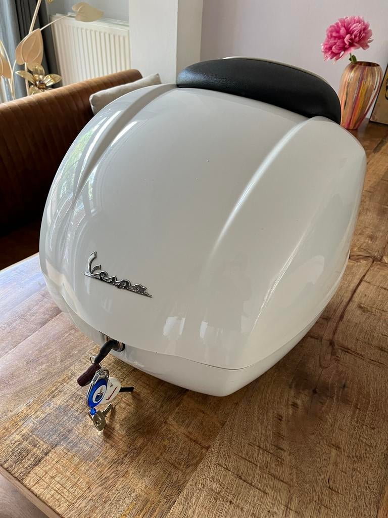 Vespa GTS300 Topkoffer - Wit met rugsteun, Motoren, Accessoires | Koffers en Tassen, Ophalen, Zo goed als nieuw