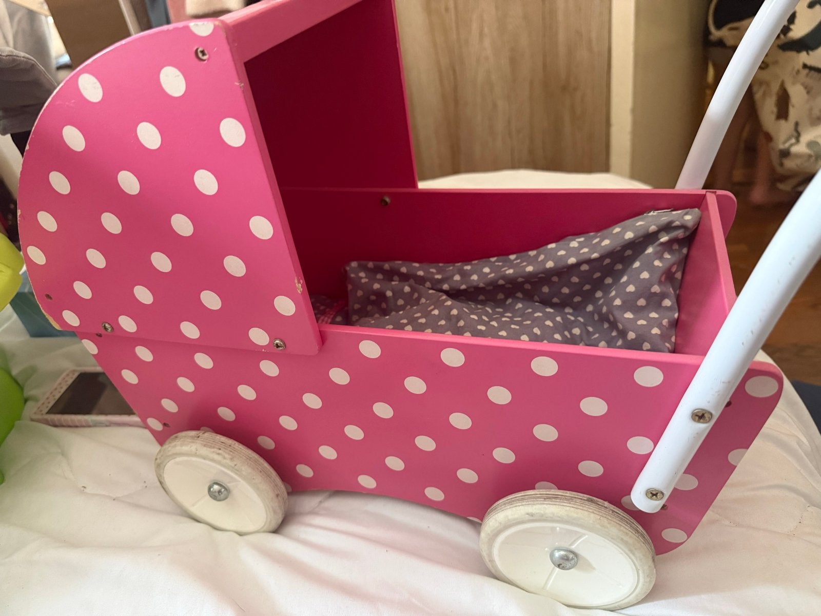 Roze houten poppenwagen met stippen, Kinderen en Baby's, Speelgoed | Poppen, Ophalen, Gebruikt, Overige typen