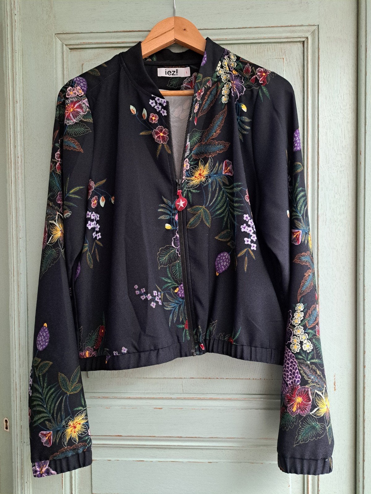 Zwarte bomberjack met bloemenprint - Iez!, Maat 38/40 (M), Iez!, Zwart, Ophalen of Verzenden