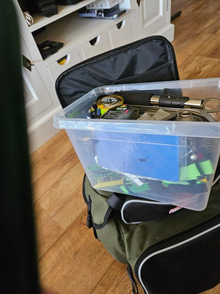 Tas met hengelsport artikelen. Inclusief. 2 werpmolens, Ophalen of Verzenden