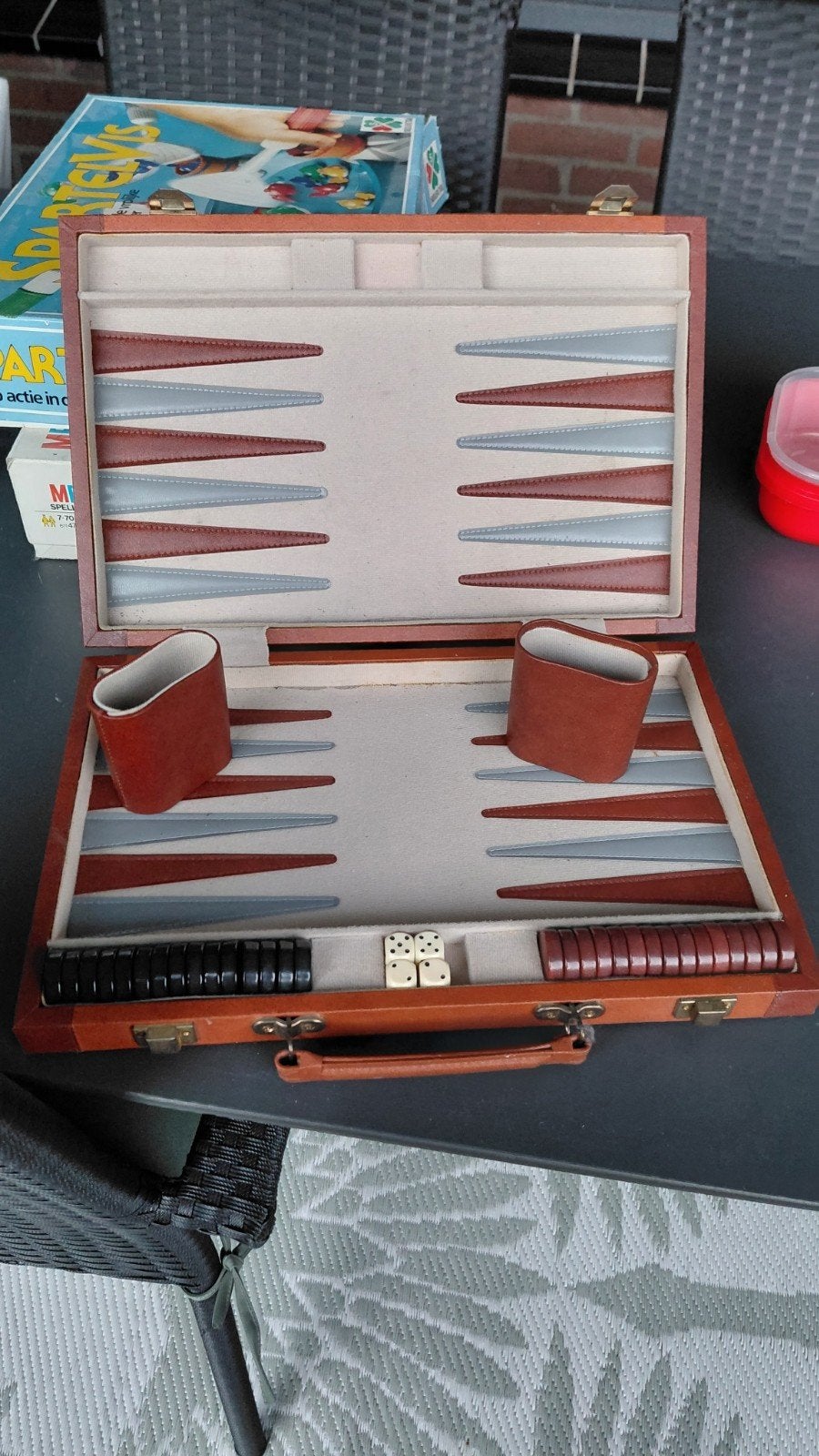 Backgammon spel in houten koffer, Hobby en Vrije tijd, Gezelschapsspellen | Bordspellen, Een of twee spelers, Ophalen of Verzenden