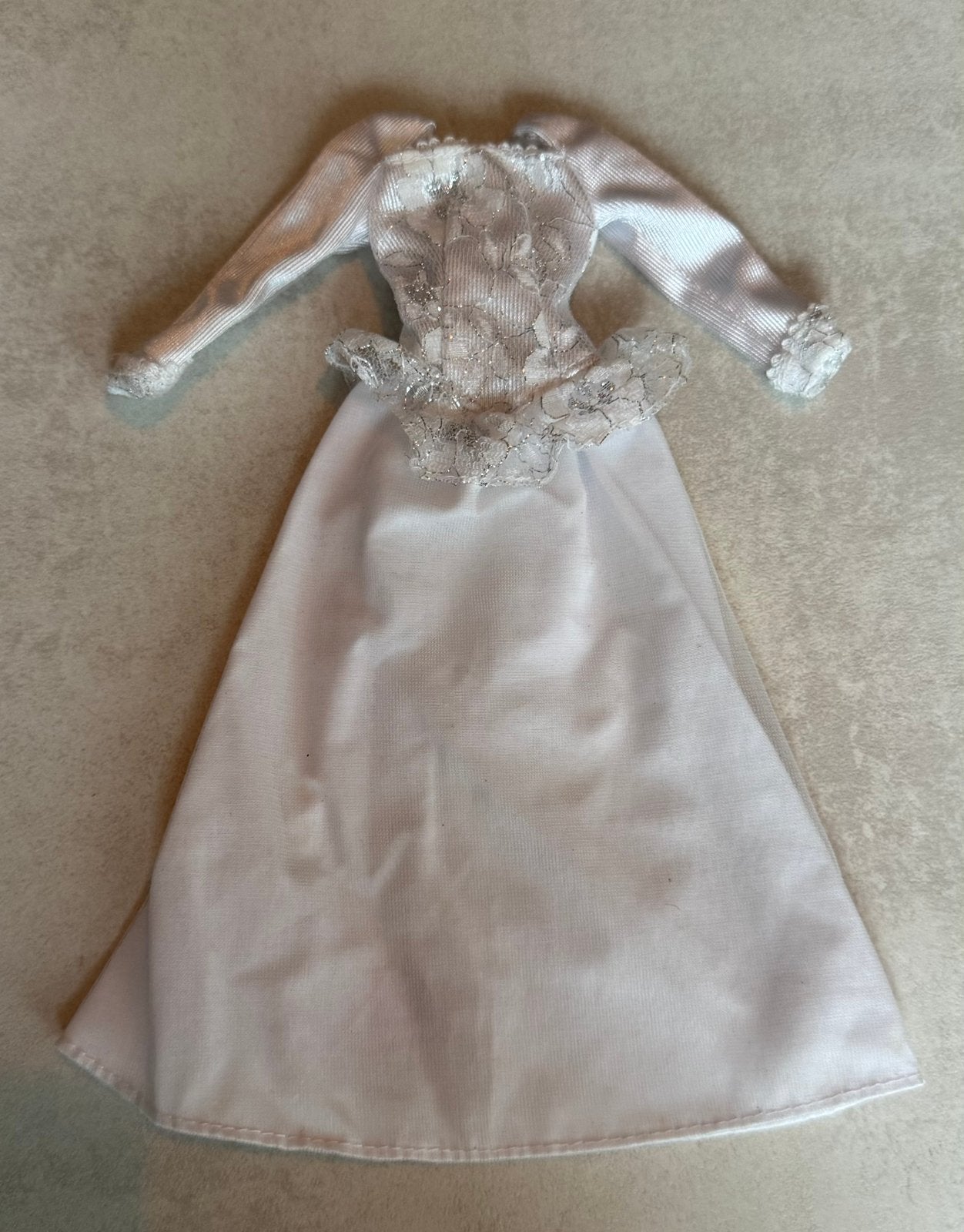 Barbie trouwjurk jaren 90, Verzamelen, Poppen, Ophalen of Verzenden, Gebruikt, Kleertjes