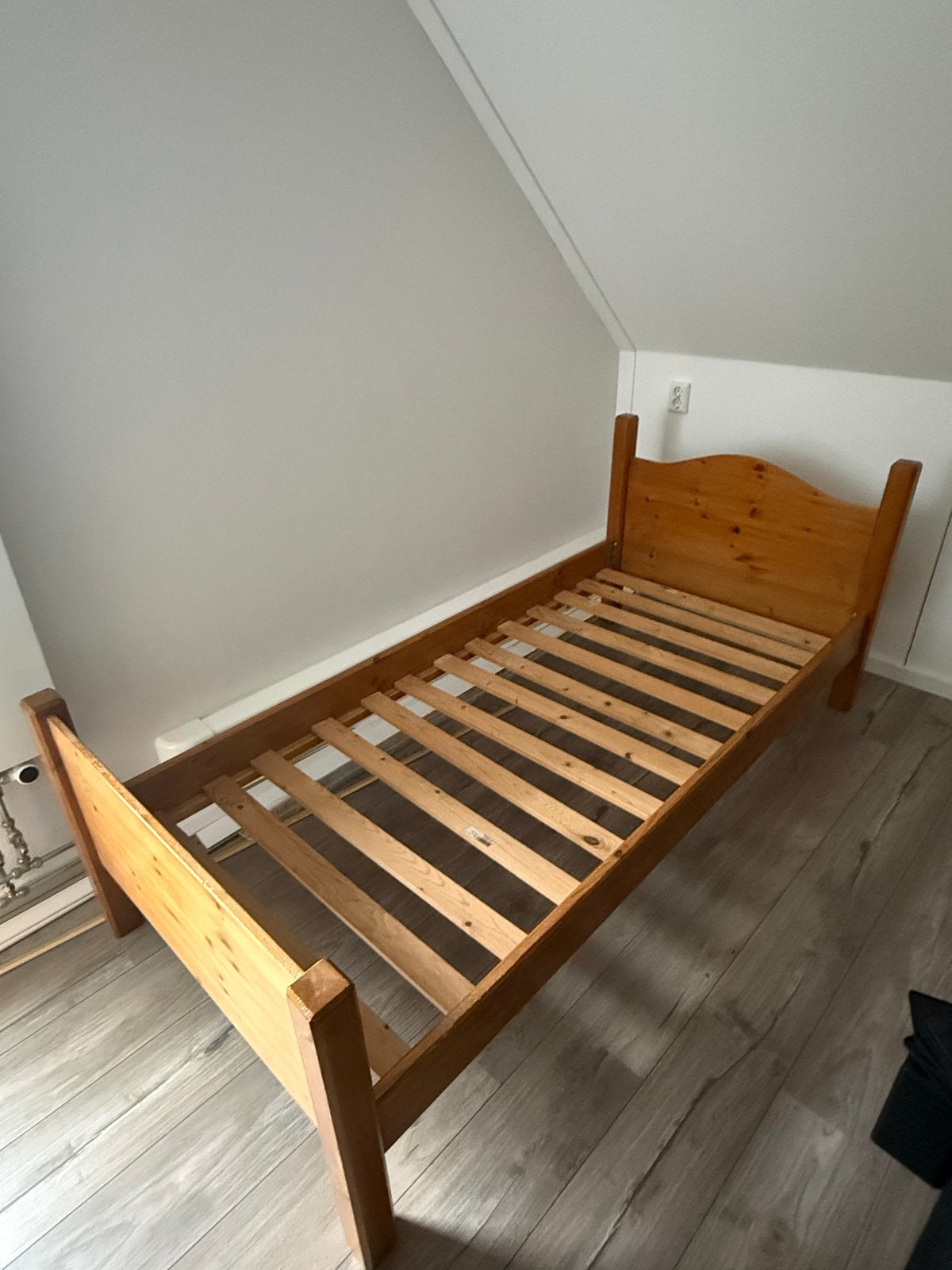 Houten bedframe met lattenbodem - moet snel weg, Huis en Inrichting, Ophalen, Gebruikt, 90 cm, Eenpersoons