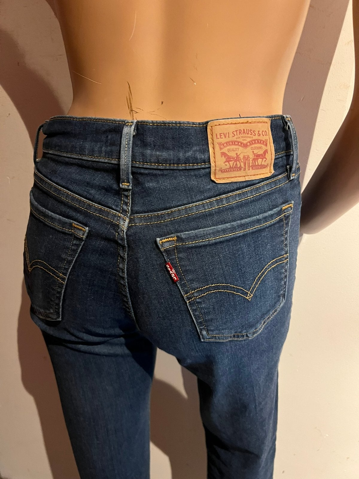 LEVI’S spijkerbroek maat 28 origineel zgan, Blauw, Ophalen of Verzenden, Zo goed als nieuw, W28 - W29 (confectie 36)