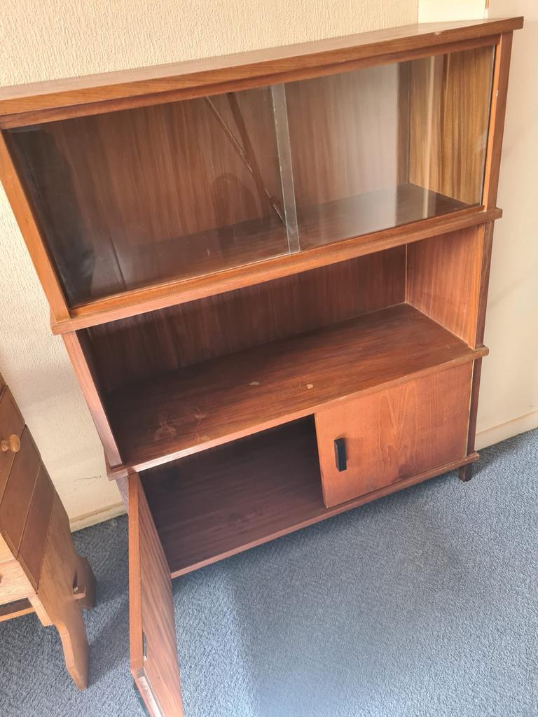 Houten vitrinekast met schuif- en klapdeurtjes, Gebruikt, 100 tot 150 cm, Ophalen of Verzenden, 25 tot 50 cm