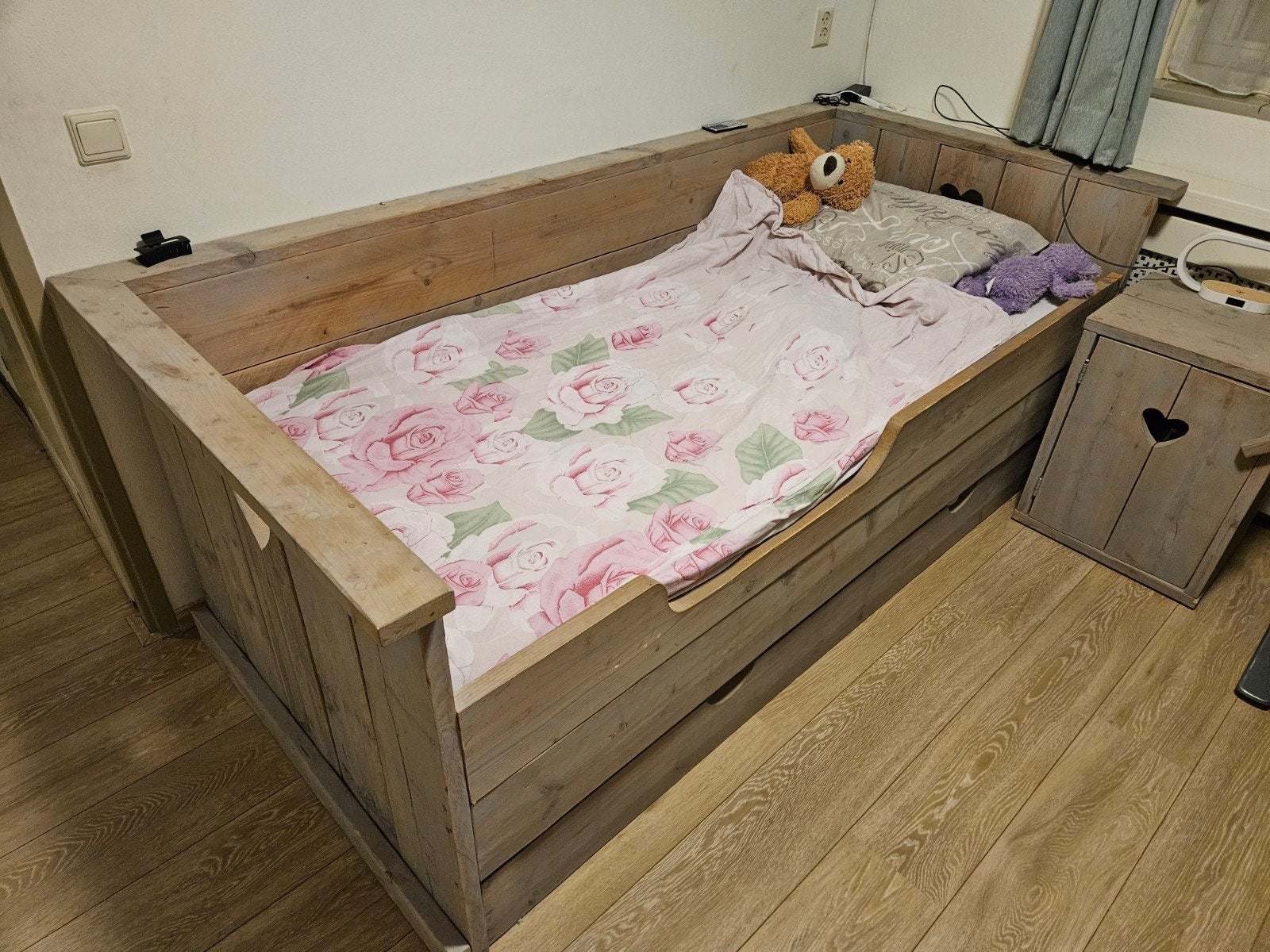 Steigerhouten bed met uitschuifbaar bed en nachtkastje, Huis en Inrichting, Slaapkamer | Bedden, Ophalen, Gebruikt, 90 cm, Eenpersoons