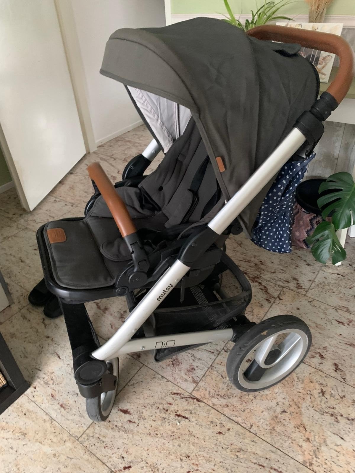 Mutsy Nio combiwagen met reiswieg en accessoires, Kinderen en Baby's, Kinderwagens en Combinaties, Ophalen, Gebruikt, Combiwagen