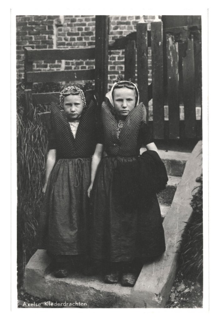 988174 Axel ZL Klederdracht Nette oude kaart Onbeschreven, Ophalen of Verzenden, 1940 tot 1960, Ongelopen, Zeeland