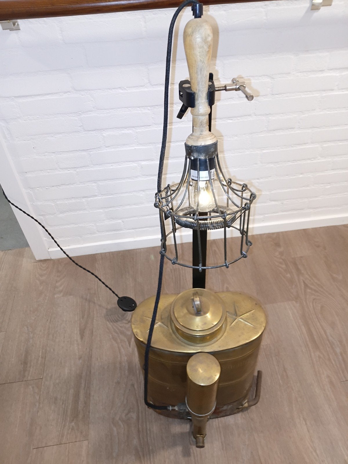 Lamp gemaakt van oude gifpomp, Ophalen