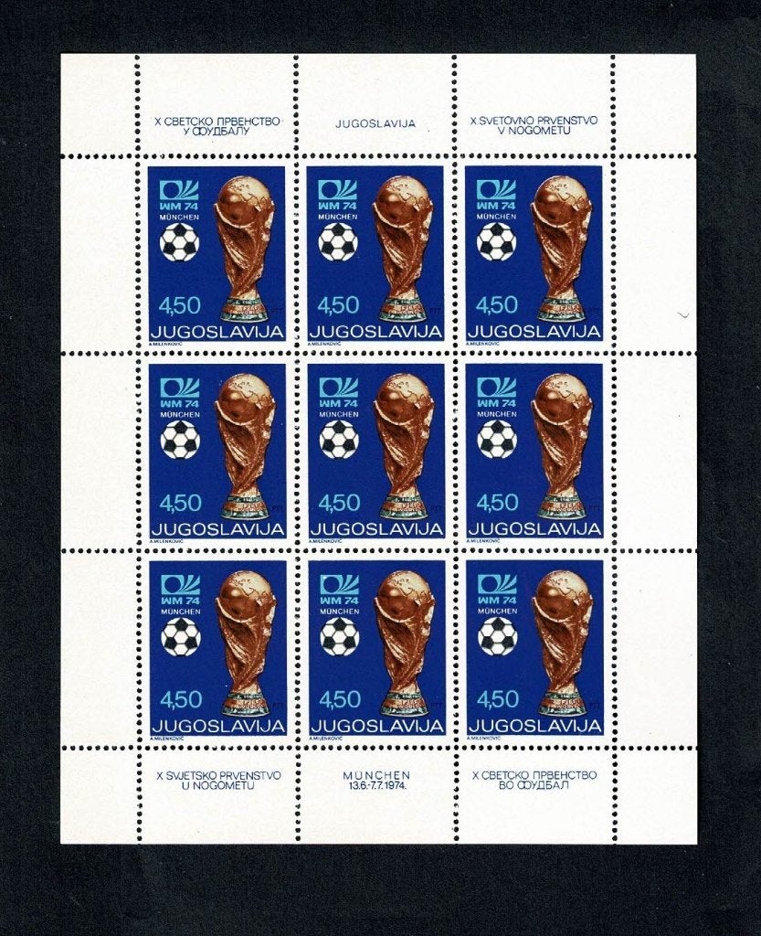 Voetbal : WK 74 München - postzegelvel Joegoslavië  12x14 cm, Verzamelen, Sportartikelen en Voetbal, Verzenden, Zo goed als nieuw