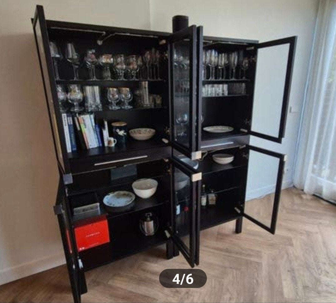 Zwarte buffetkast met glazen deuren voor servies en boeken, Modern, Klassiek, Gebruikt, Met deur(en), Glas