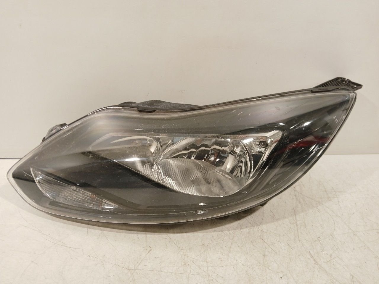 Koplamp links Ford Focus, Onderdelen@venauto.nl, Van der Ven Autorecycling B.V., Gebruikt, Ettenseweg 76, 4706 PB Roosendaal, The Netherlands
