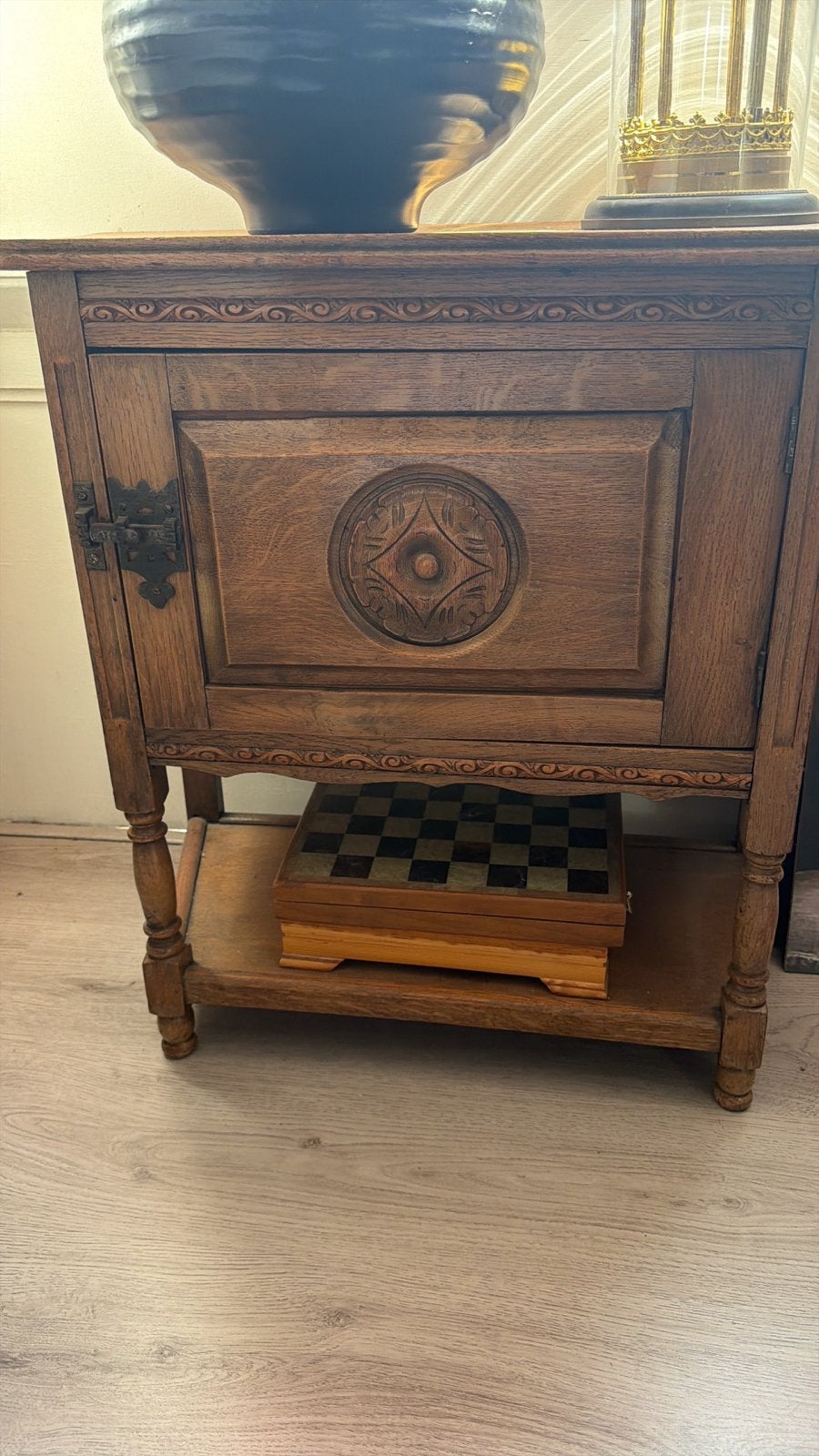 Antiek Houten Kastje met Sierlijk Snijwerk, Antiek en Kunst, Antiek | Meubels | Kasten, Ophalen