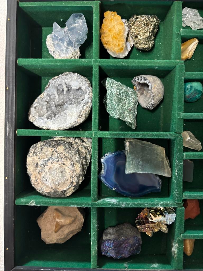 Doos met stenen, mooie mineralen en robijnen, Ophalen, Mineraal