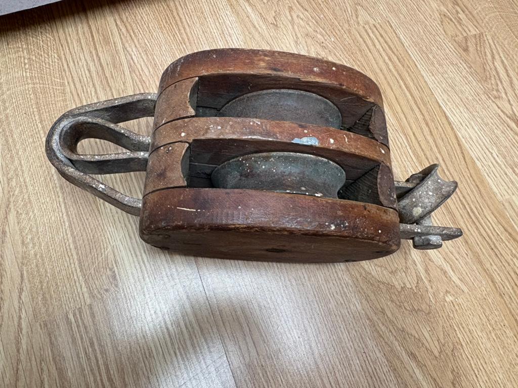 Vintage houten en metalen scheepskatrol, Ophalen