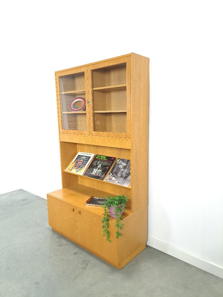 Hoge LP vitrinekast glazen deuren, lectuurplank uit Zweden, Huis en Inrichting, Ophalen of Verzenden, Minder dan 150 cm, 150 tot 200 cm